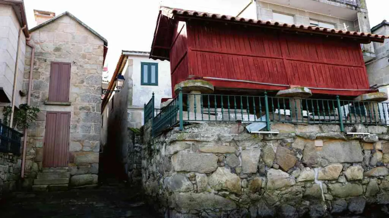 Un elemento caracter&iacute;stico de Combarro &eacute; o conxunto dos h&oacute;rreos &aacute; beira do mar, dos que hai m&aacute;is de trinta.