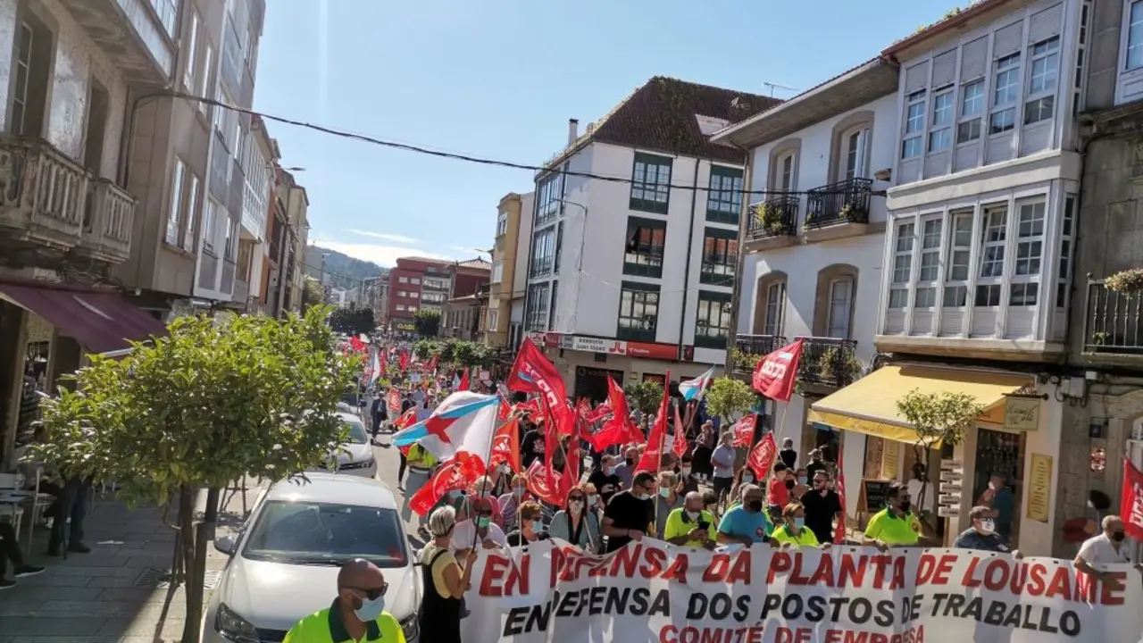O comit&eacute; da planta de Lousame manifestouse hoxe, na v&eacute;spera dunha nova xornada de folga. (Foto: Comit&eacute;).