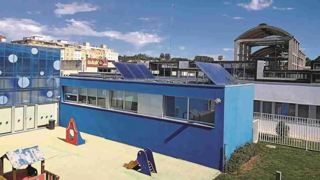 Os paneis solares, tanto para auga quente como para enerx&iacute;a, son cada vez m&aacute;is frecuentes de ver nas cubertas dos edificios galegos (Foto: Xo&aacute;n Roberes).
