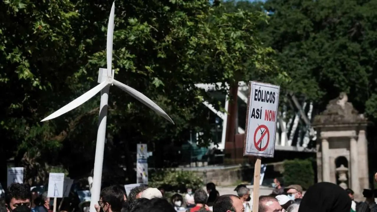 Manifestaci&oacute;n contra os e&oacute;licos que percorreu Compostela o pasado xu&ntilde;o (Foto: C&eacute;sar Arxina / Europa Press).