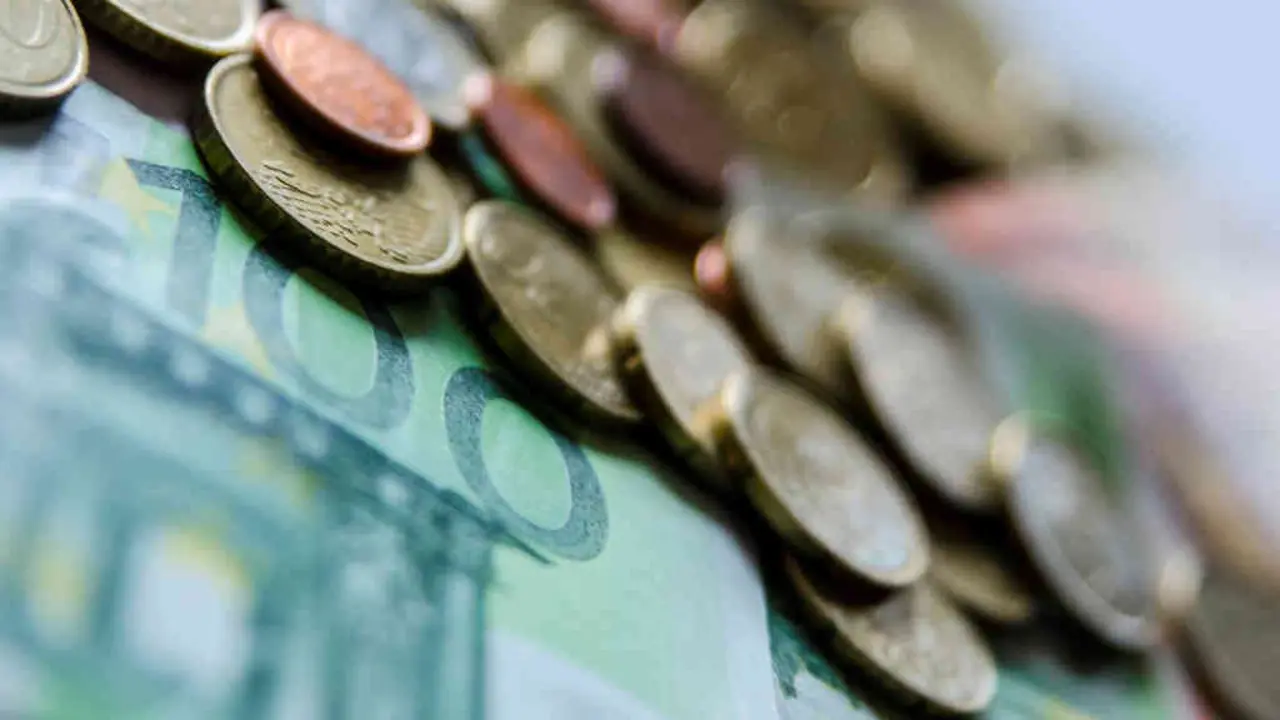 Moedas e billetes en euros. (Foto: Europa Press)