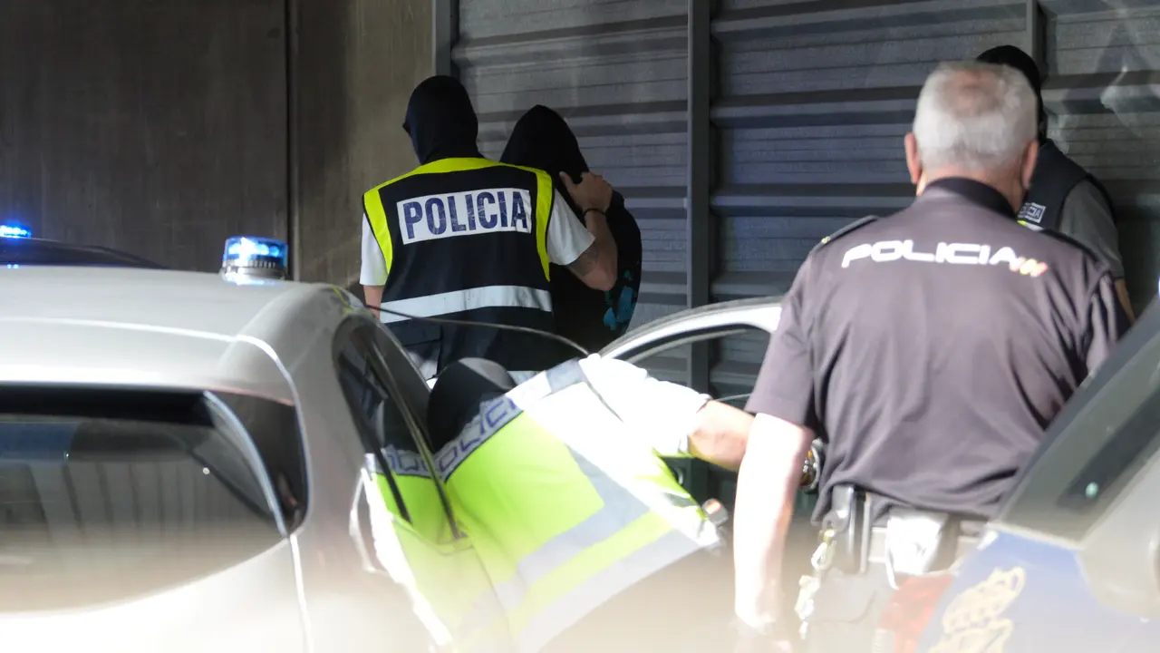 EuropaPress_3834592_agente_lleva_arrestado_acusados_declarar_presunto_autor_paliza_causo_muerte
