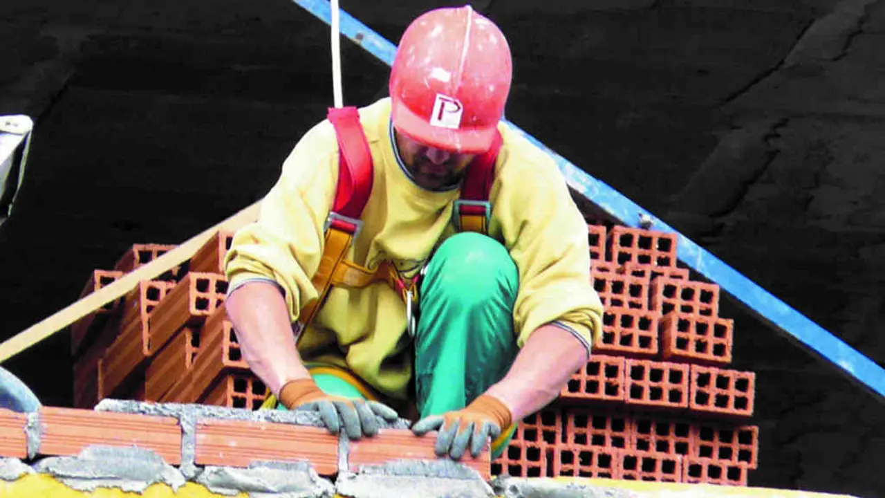 Un obreiro da construci&oacute;n traballando nunha obra en Vigo. (Foto: N&oacute;s Diario)