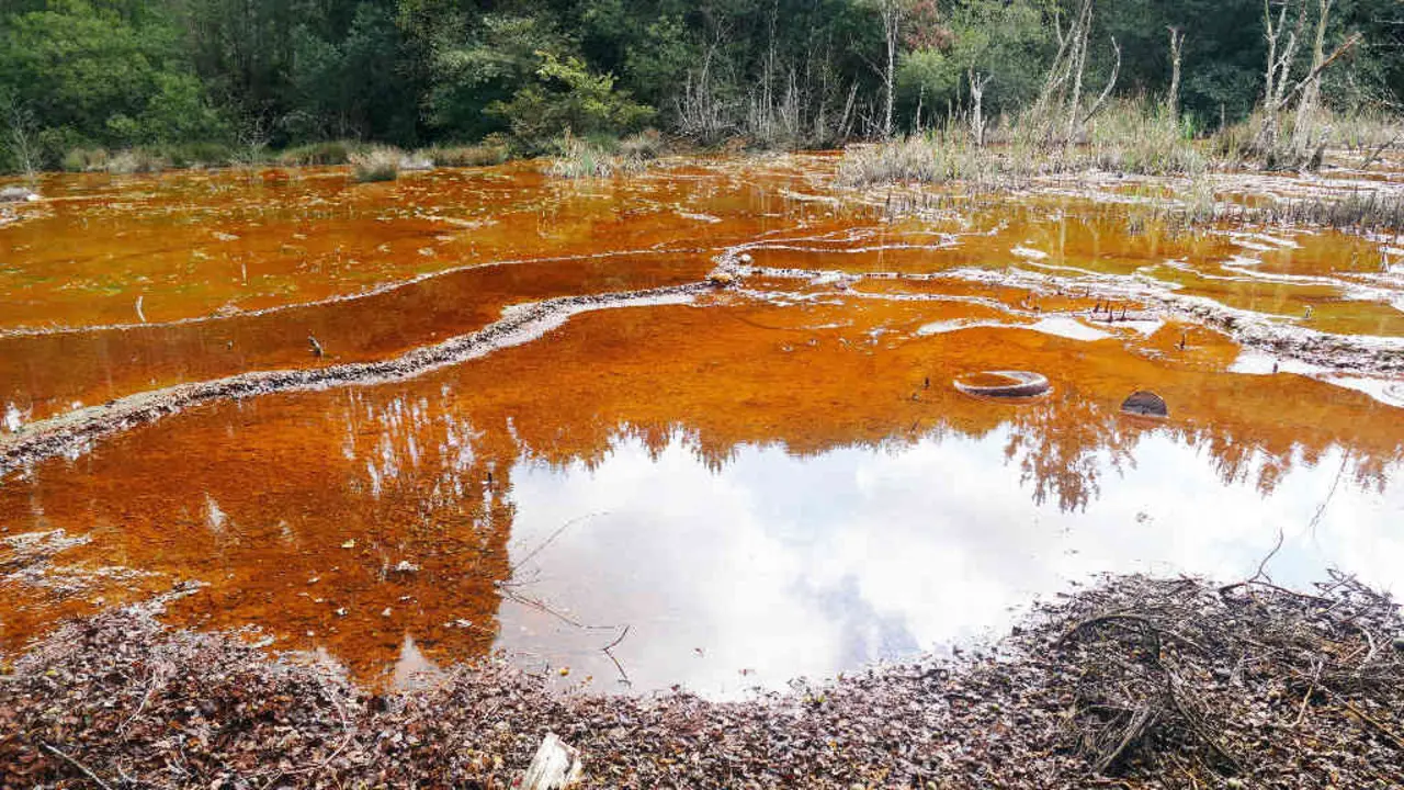 Contaminaci&oacute;n provocada pola mina de Touro no tramo medio do r&iacute;o Portapego (Foto: N&oacute;s Diario).