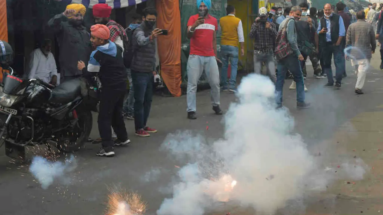 Celebraci&oacute;ns tras o anuncio da derrogaci&oacute;n das leis. (Foto: Ravi Choudhary / PTI / dpa)