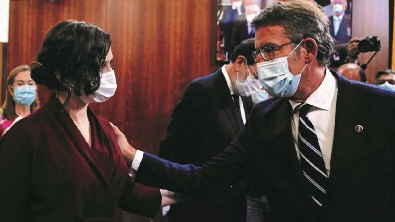 Isabel D&iacute;az Ayuso e Alberto N&uacute;&ntilde;ez Feixoo, na toma de posesi&oacute;n do presidente da Xunta en setembro de 2020. (Foto N&oacute;s Diario)