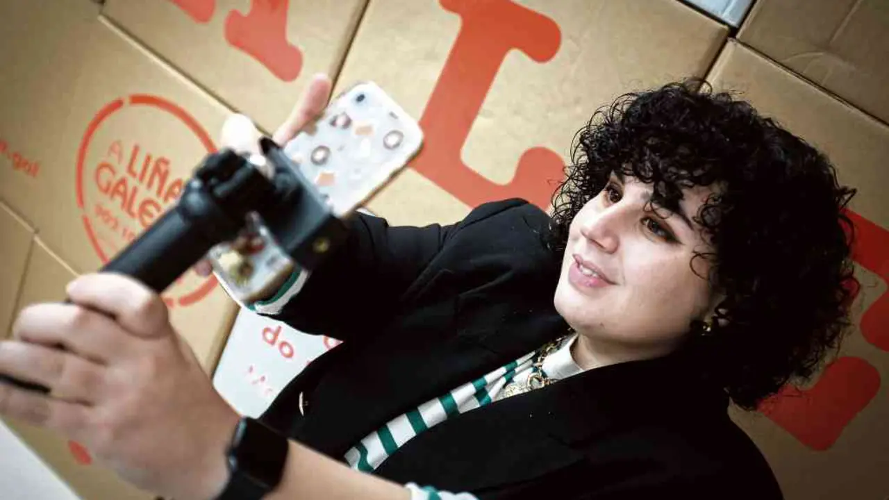 A 'tiktoker' Sara Seco 
(@sarasecorial) conta a s&uacute;a rutina diaria, inclu&iacute;do o  traballo na Mesa. (Foto: Arxina)