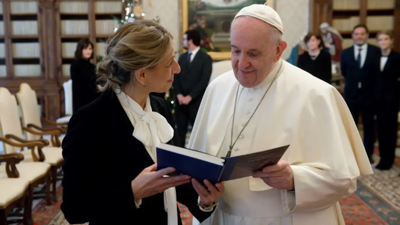 Diaz agasallou Francisco cun exemplar de 'Follas novas', de Rosal&iacute;a.