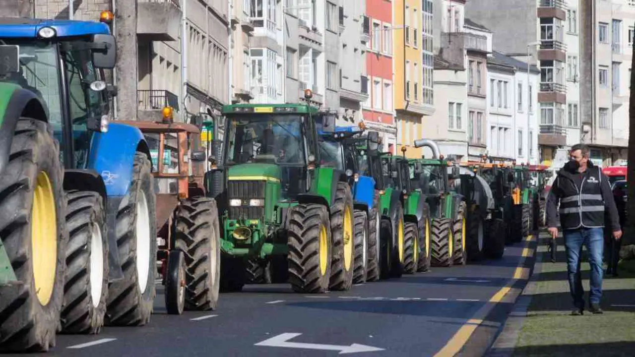 Tractores na manifestaci&oacute;n de Agromuralla en Lugo o pasado 4 de novembro, emulando as concentraci&oacute;ns do ano 2015 (Foto: Carlos Castro / Europa Press).