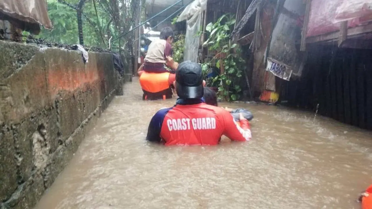 A Garda Costeira de Filipinas no medio dun rescate esta quinta feira durante o tif&oacute;n Rai. (Foto: Garda Costeira de Filipinas)
