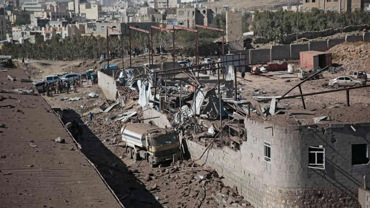 Edificio danado despois dun bombardeo en San&aacute; (Iemen) do Ex&eacute;rcito de Arabia Saudita. (Hani Al-Ansi / dpa)