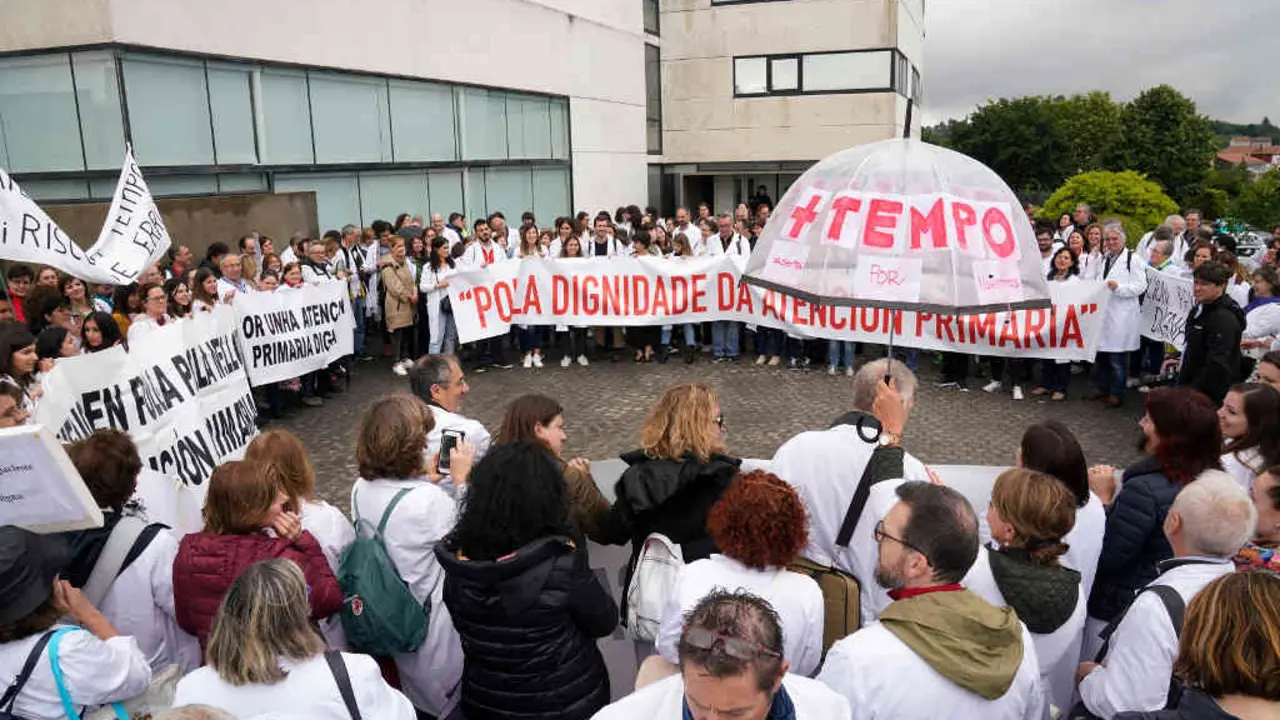 Mobilizaci&oacute;n do persoal de Atenci&oacute;n Primaria o pasado xu&ntilde;o en Compostela. (Foto: &Aacute;lvaro Ballesteros / Europa Press)