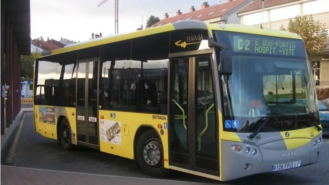 Autob&uacute;s urbano en Compostela (Foto: N&oacute;s Diario).