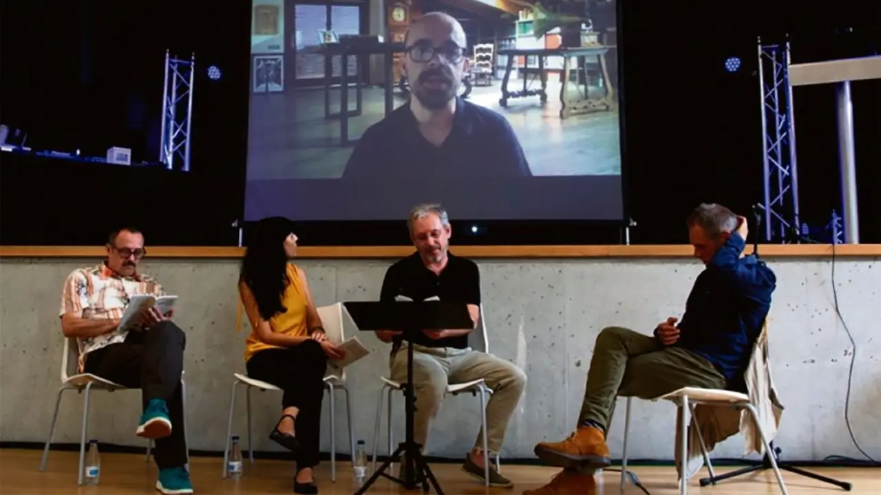 Presentaci&oacute;n do libro colectivo 'Onda Po&eacute;tica' editado por Positivas en 2018 (Foto: onda.gal).