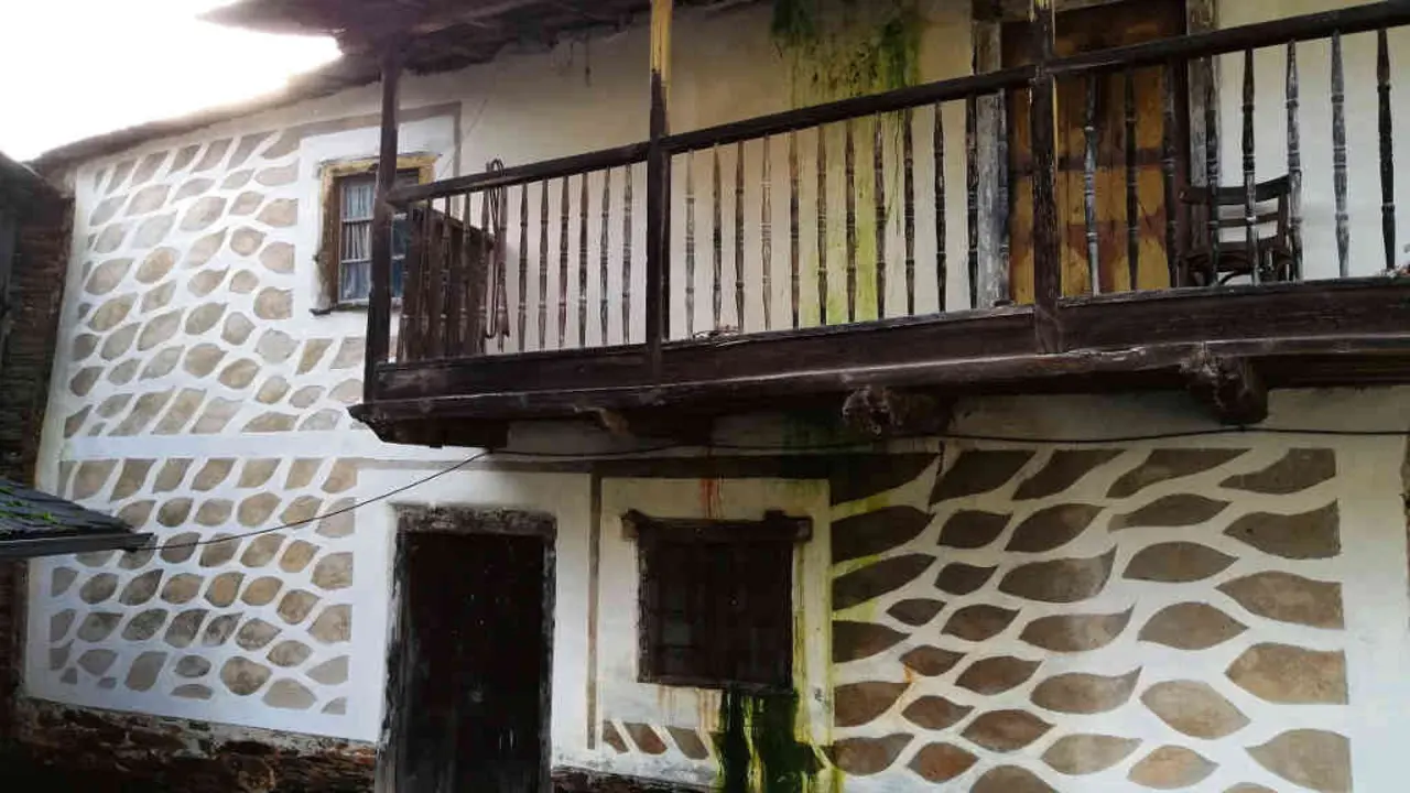 A 'casa do carteiro' ten na fachada un reboco con perpia&ntilde;os finxidos. (Foto: Proxecto R&iacute;os Adega)