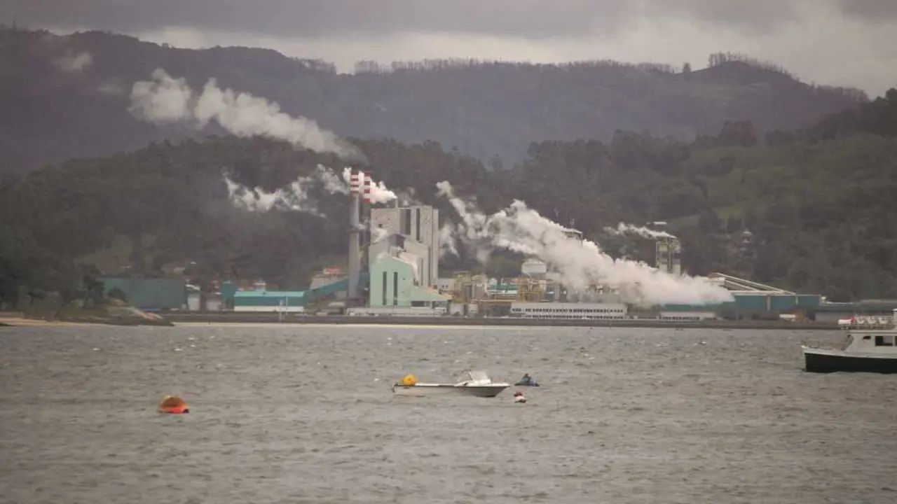A f&aacute;brica de ENCE en Pontevedra eleva o nivel de contaminaci&oacute;n da cidade malia a baixada do tr&aacute;fico (Foto: Estevoaei).