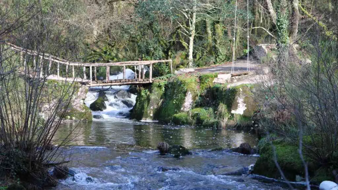 &Aacute;rea de lecer ao p&eacute; da desembocadura do r&iacute;o Xende no Beba, en F&iacute;rvado.