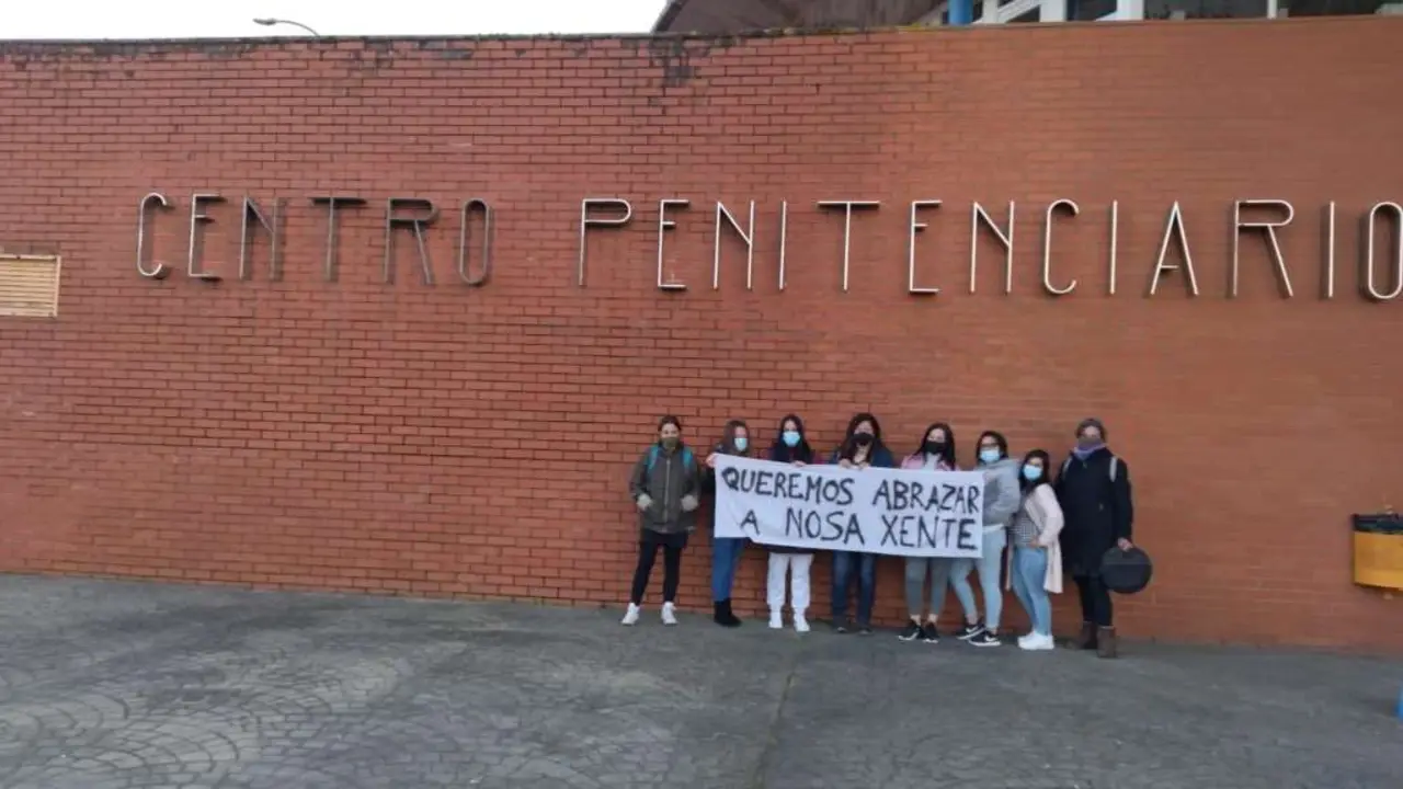 Concentraci&oacute;n de familiares de persoas presas decorrida o pasado s&aacute;bado fronte ao c&aacute;rcere de Teixeiro (Foto: N&oacute;s Diario).