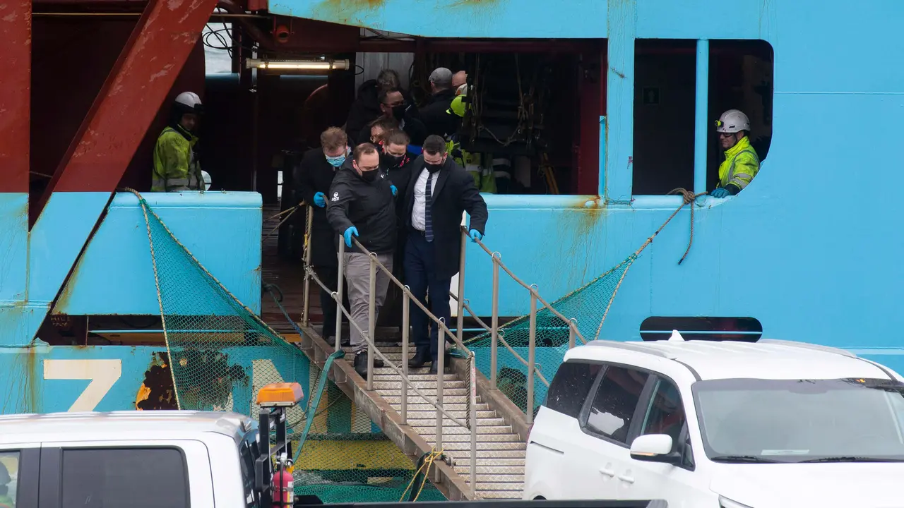 Persoal forense traslada un dos mari&ntilde;eiros falecidos no naufraxio do 'Vila de Pitanxo'. (Foto: Paul Daly/Europa Press)