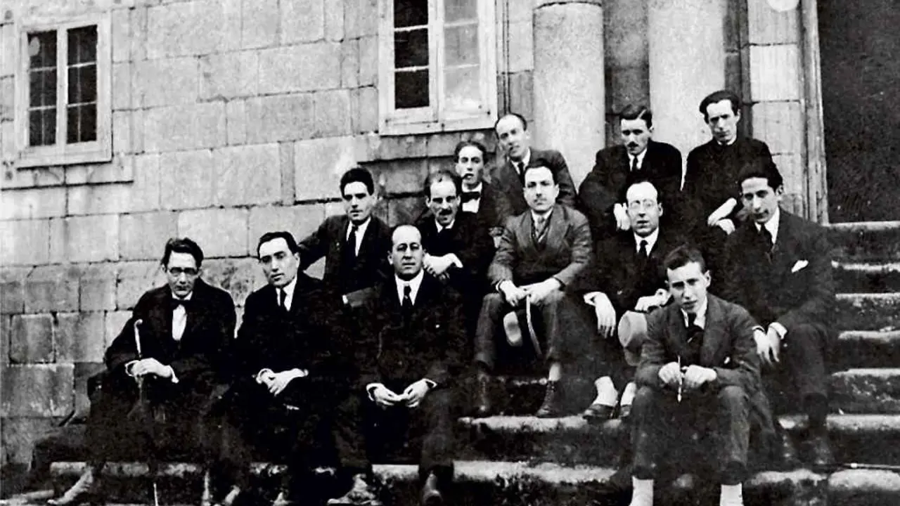 Asistentes &aacute; IV Asemblea das Irmandades da Fala: 1&ordf; fila: Castelao, Arturo Noguerol, Losada Di&eacute;guez e, m&aacute;is afastado, Antonio S&aacute;nchez Gonz&aacute;lez; 2&ordf; fila: &Aacute;nxel Casal, Ant&oacute;n Vilar Ponte, Blanco Torres, Otero Pedraio e V&aacute;zquez Monxard&iacute;n; 3&ordf; fila: Manuel Antonio, coa s&uacute;a "paipa", Lustres Rivas, Ram&oacute;n Vilar Ponte e Xos&eacute; Mar&iacute;a Calvi&ntilde;o Mari&ntilde;o. / Fundaci&oacute;n Otero Pedrayo