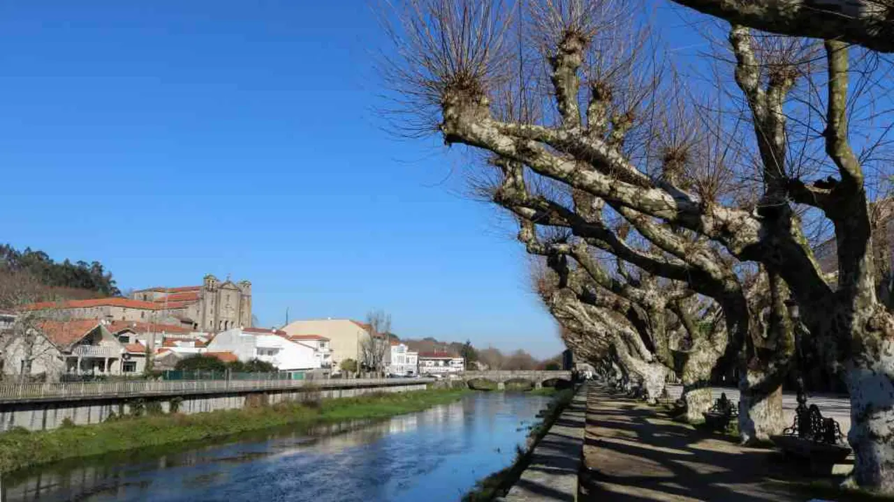 O r&iacute;o Sar entre o Carme e o Espol&oacute;n. Ao fondo a ponte de Santiago.