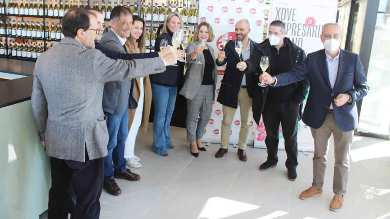 Representantes das Xuntas Directivas das adegas Mart&iacute;n C&oacute;dax e da AXE Pontevedra anunciaron o premio. (Foto: Adegas Mart&iacute;n C&oacute;dax)