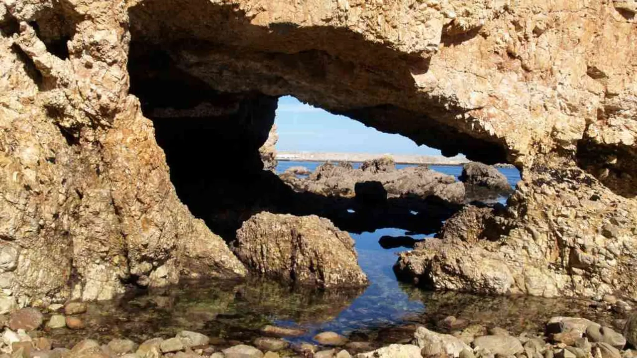 Igrexa de Coeda, curiosa furna producida pola erosi&oacute;n diferencial na &aacute;rea xeol&oacute;xica do Perdouro, nun fil&oacute;n de seixo que aflora entre as cuarcitas predominantes da zona.