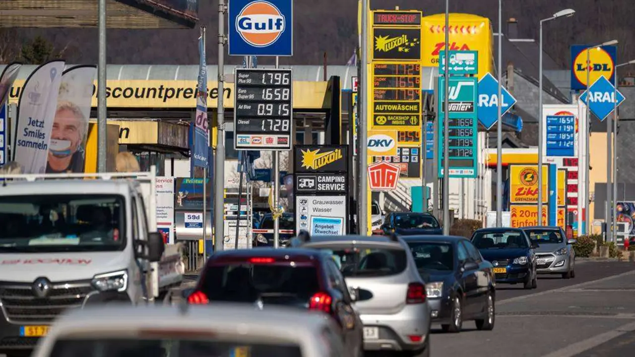 EuropaPress_4300573_08_march_2022_luxembourg_wasserbillig_cars_drive_past_gas_stations_in