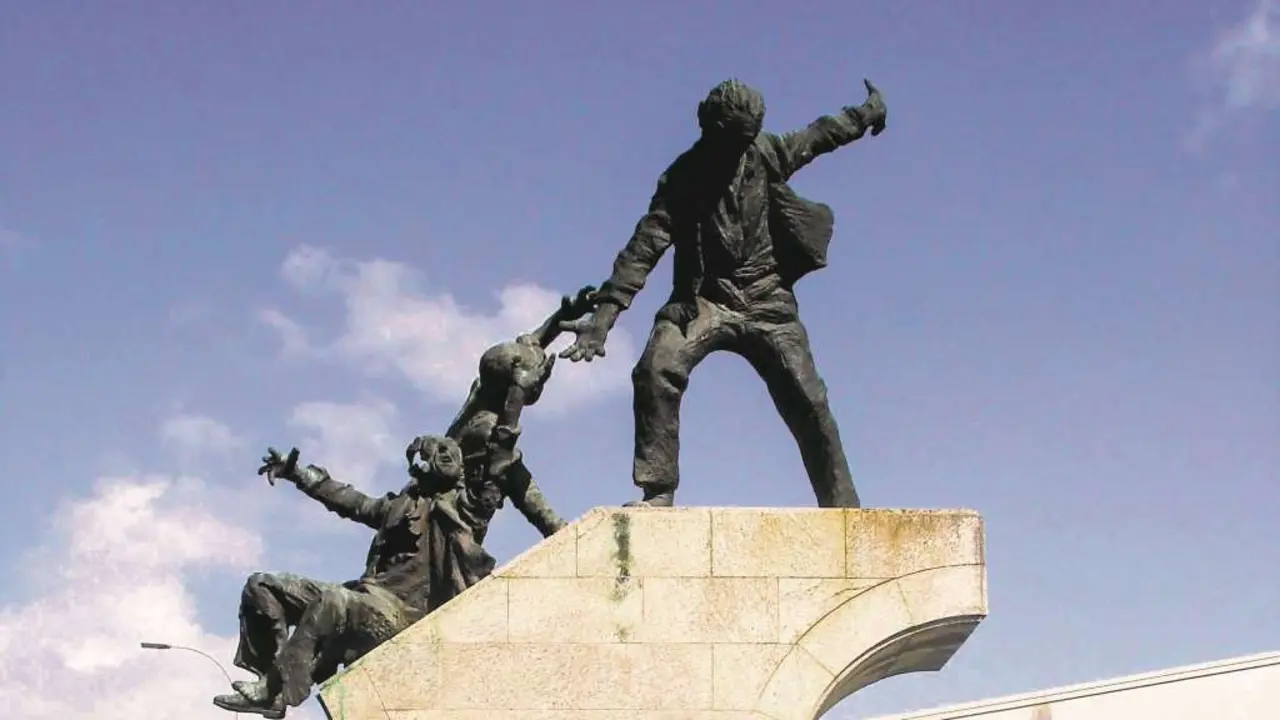 Monumento ao 10 de Marzo, en Ferrol, en memoria das loitas sindicais que custaron a vida a dous traballadores da antiga Baz&aacute;n (Foto: N&oacute;s Diario).