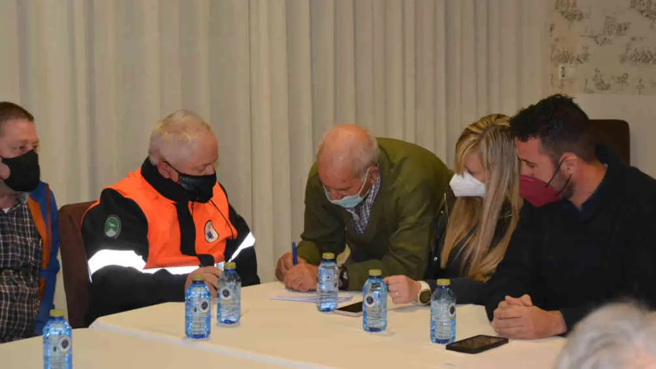 O alcalde de Mazaricos, Juan Blanco, &aacute; dereita, durante a sinatura do acordo. (Foto: Concello de Mazaricos)
