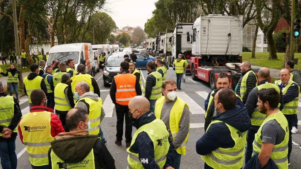 Unha manifestaci&oacute;n cuns 40 veh&iacute;culos chegou onte at&eacute; as portas da Xunta, en San Caetano (Foto: &Aacute;lvaro Ballesteros / Europa Press).