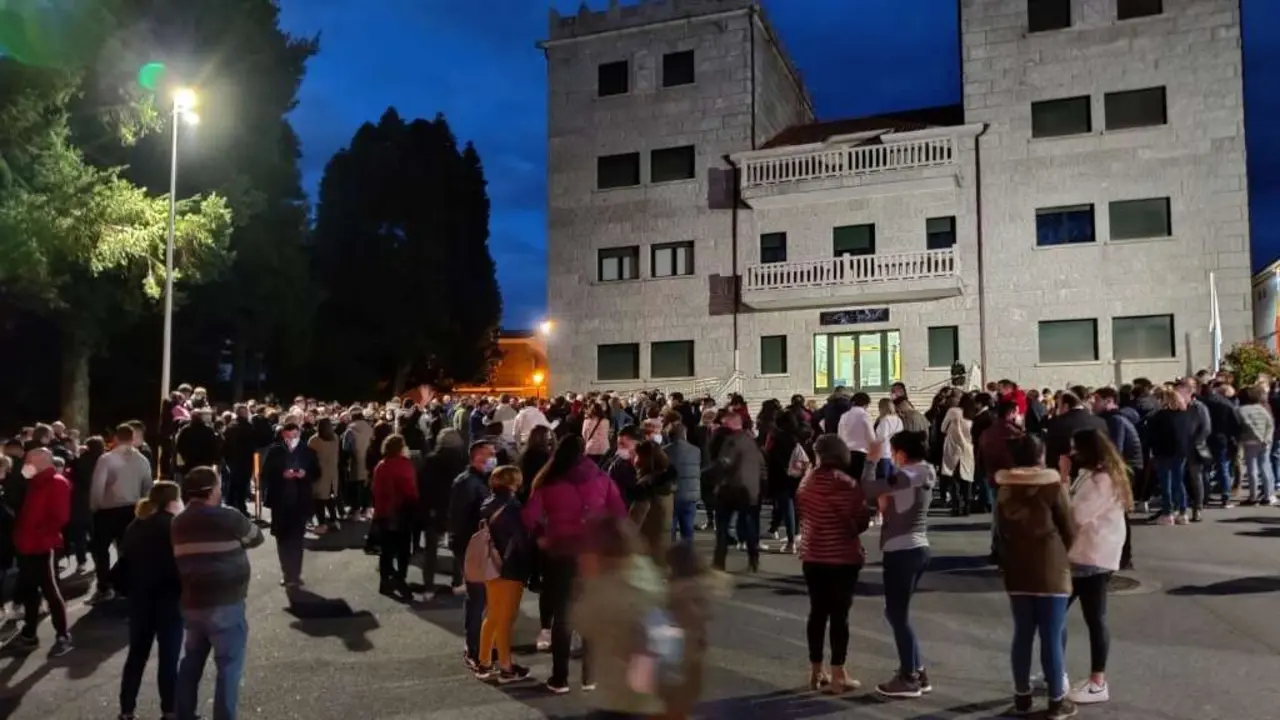 Concentraci&oacute;n en Barro en repulsa ao presunto asasinato de J&eacute;ssica M&eacute;ndez, esta segunda feira (Foto: Europa Press).