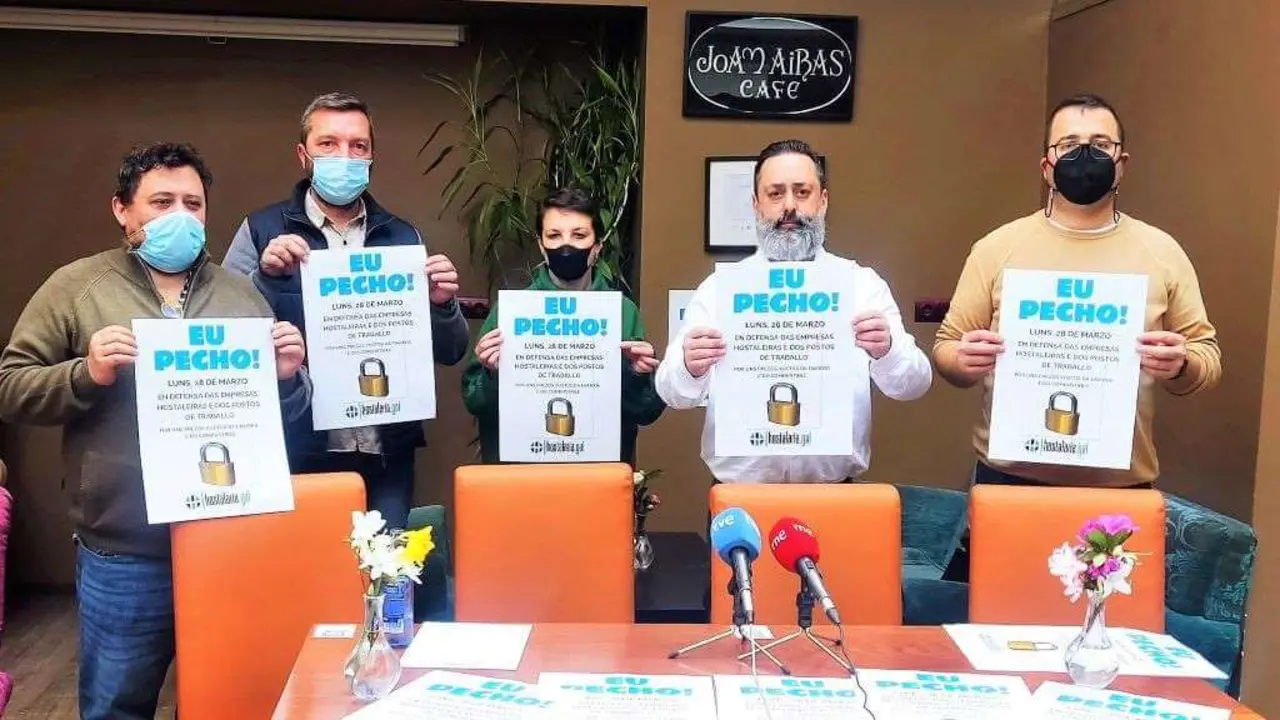 Representantes da plataforma Hostalar&iacute;a.gal, onte, na rolda de prensa sobre o feche do sector.