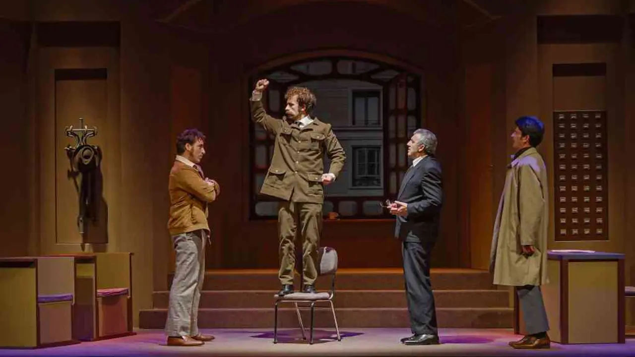 Escena de 'Morte accidental dun anarquista', en versi&oacute;n de Tal&iacute;a Teatro. (Foto: Rub&eacute;n Prieto)