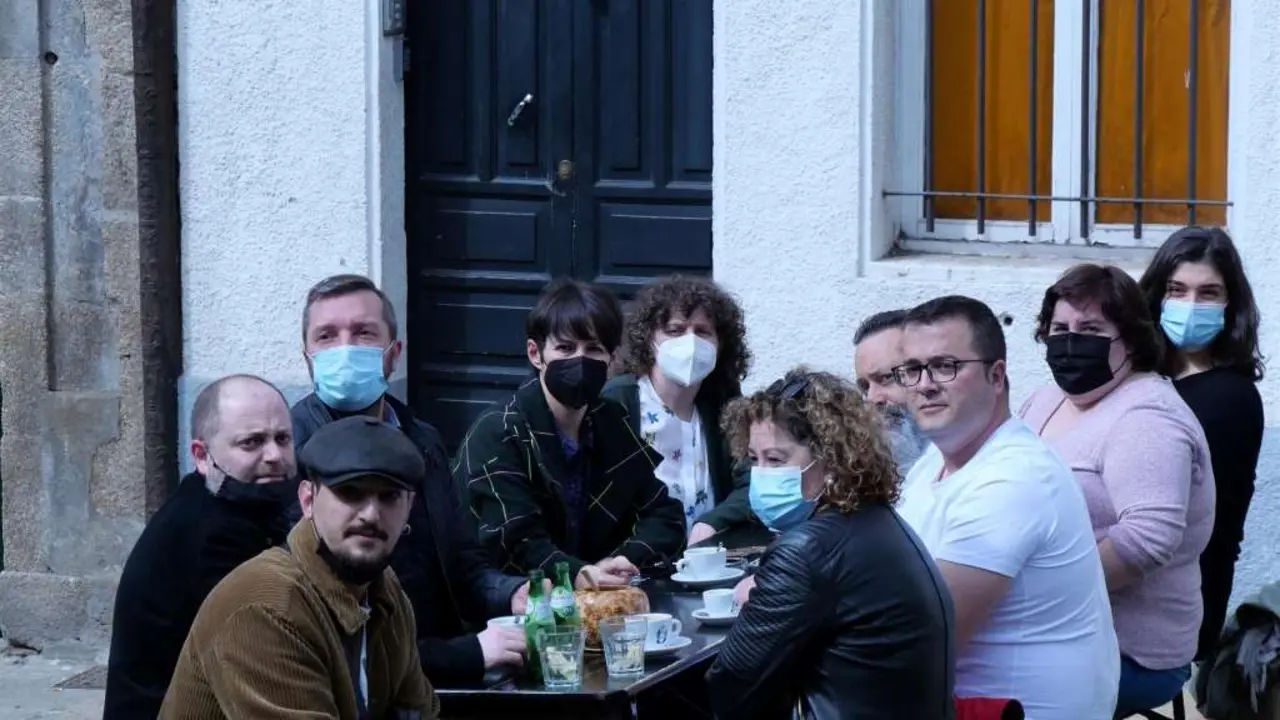 Encontro entre representantes de BNG e Hostalar&iacute;a.gal, este s&aacute;bado, en Compostela. (Foto: Hostalar&iacute;a.gal)
