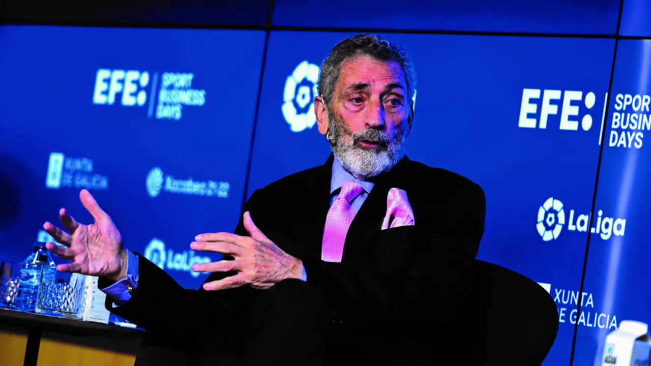 Carlos Mouri&ntilde;o participou dun foro no que compartiu palestra coa ol&iacute;mpica Sof&iacute;a Toro e a empresaria Carmen Lence. (Foto: RC Celta).