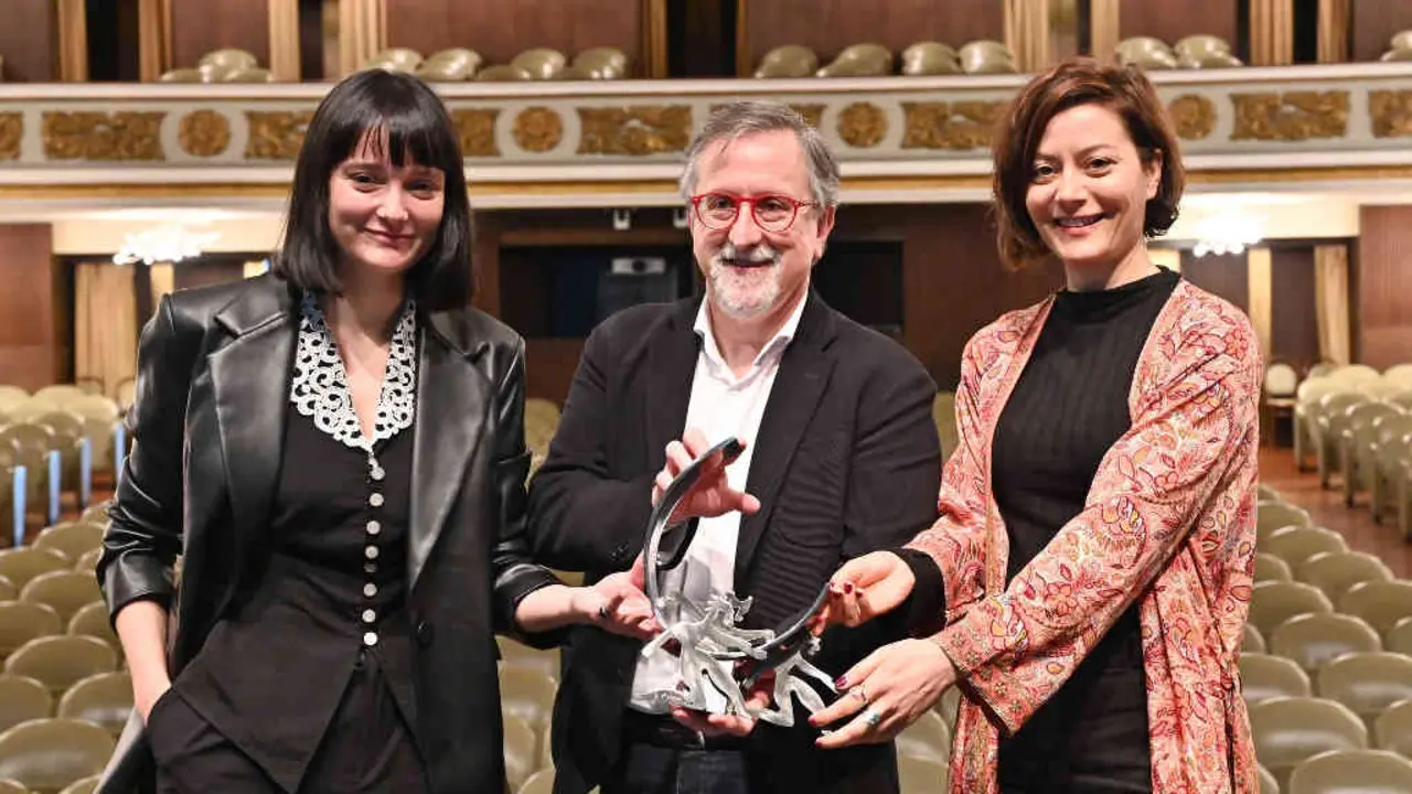 Xurxo Couto, acompa&ntilde;ado de Carmen M&eacute;ndez e Lidia Veiga (Foto: Deputaci&oacute;n da Coru&ntilde;a).