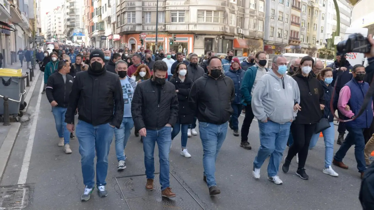 Manifestantes participan nunha marcha tras a morte dun traballador da refinar&iacute;a de Repsol na Coru&ntilde;a. (Foto: M. Dylan / europa Press).