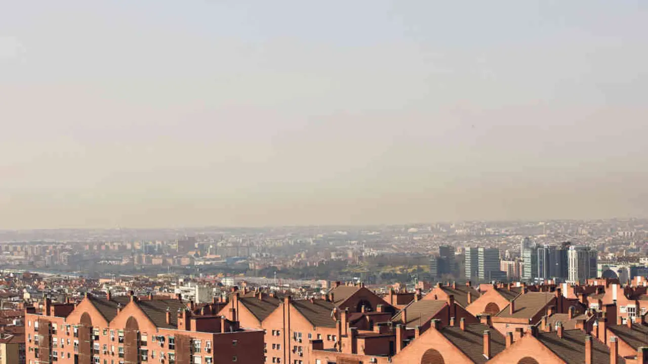A boina de contaminaci&oacute;n de Madrid en 2022. (Foto: Jes&uacute;s Hell&iacute;n / Europa Press)