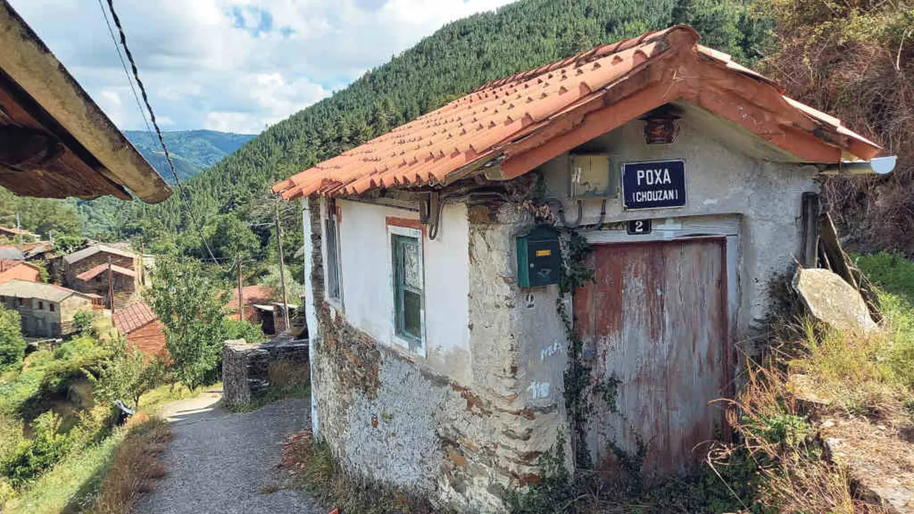 Vivenda abandonada no lugar da Poxa, parroquia de Chouz&aacute;n no concello de Carballedo. (Foto: Jglamela).