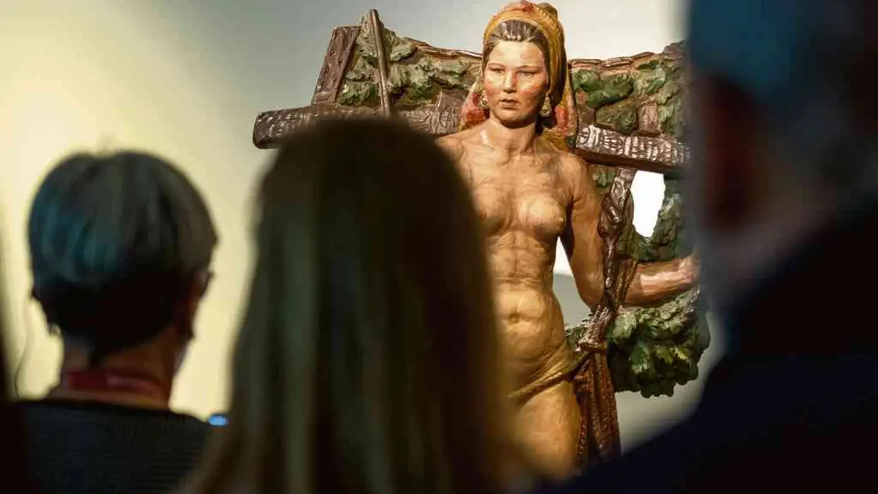 'A Santa' de Francisco Asorey, na exposici&oacute;n 'Galicia, un relato no mundo', no Gai&aacute;s, en 2020. (Foto: Manuel G. Vicnte / Cidade da Cultura)