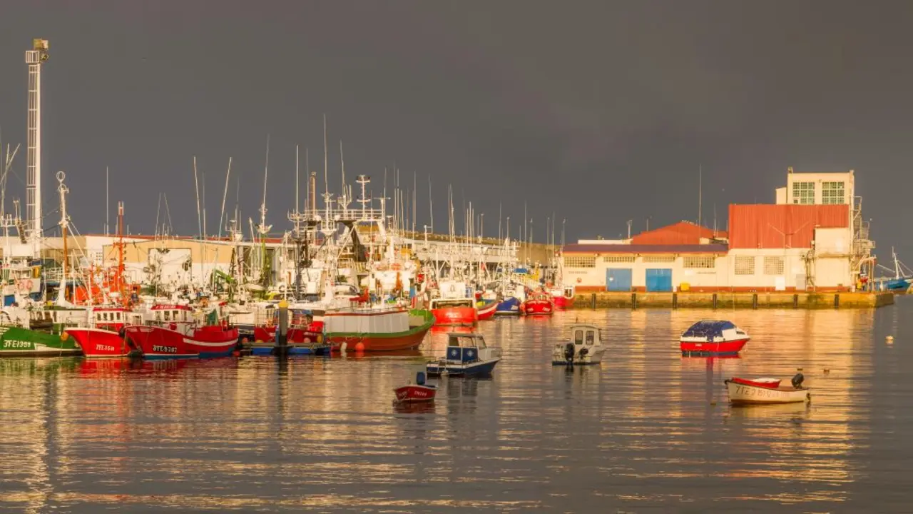 A frota do Cant&aacute;brico (na imaxe o porto de Burela) alerta do impacto dos aeroxeradores no mar (Foto: Antonio Herrera).
