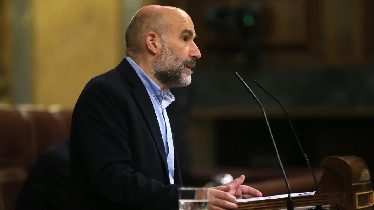 O deputado do BNG no Congreso, N&eacute;stor Rego, nun pleno decorrido a comezos de abril. (Foto: Europa Press)