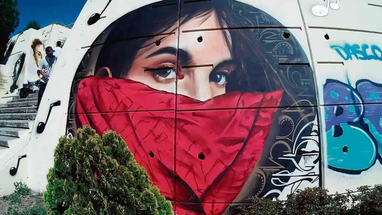 Un mural que lembra a figura de Gata Cattana.