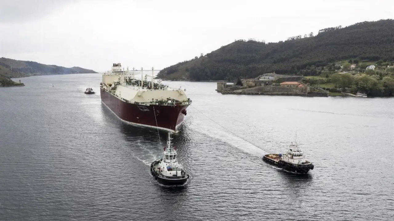 Entrada dun buque gaseiro  na r&iacute;a de Ferrol con destino &aacute;s instalaci&oacute;ns da planta de Reganosa en Mugardos (Foto: APFSC).