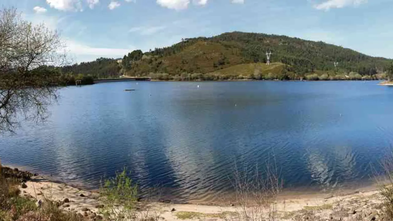 Panor&aacute;mica do encoro de Pontill&oacute;n de Castro.