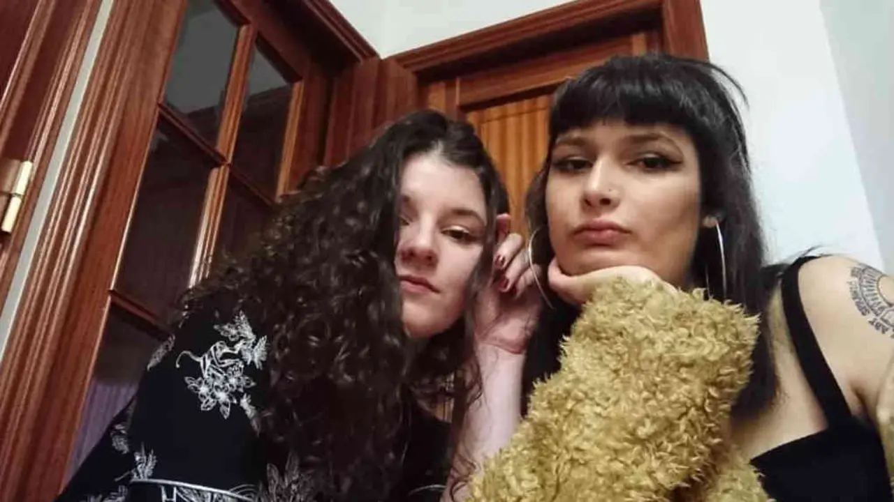 Marina Gonz&aacute;lez (&aacute; esquerda) e Luc&iacute;a Amado (&aacute; dereita) forman o grupo Bratzantifa (Foto: Bratzantifa).