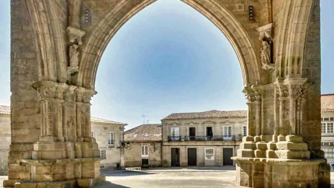 Baixo a portada do vest&iacute;bulo exterior cuberto na catedral de Tui.