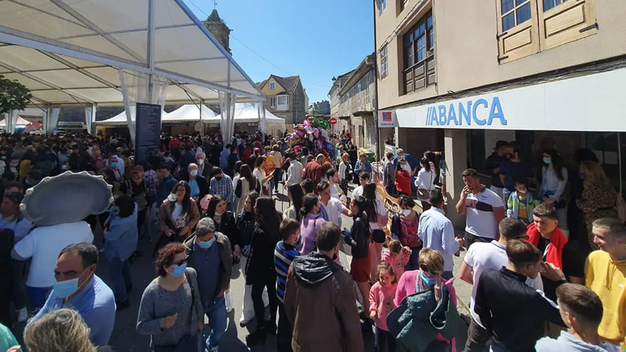 &Eacute;xito de p&uacute;blico na Feira do Requeixo na s&uacute;a edici&oacute;n de 2022. (Foto: Concello de As Neves).