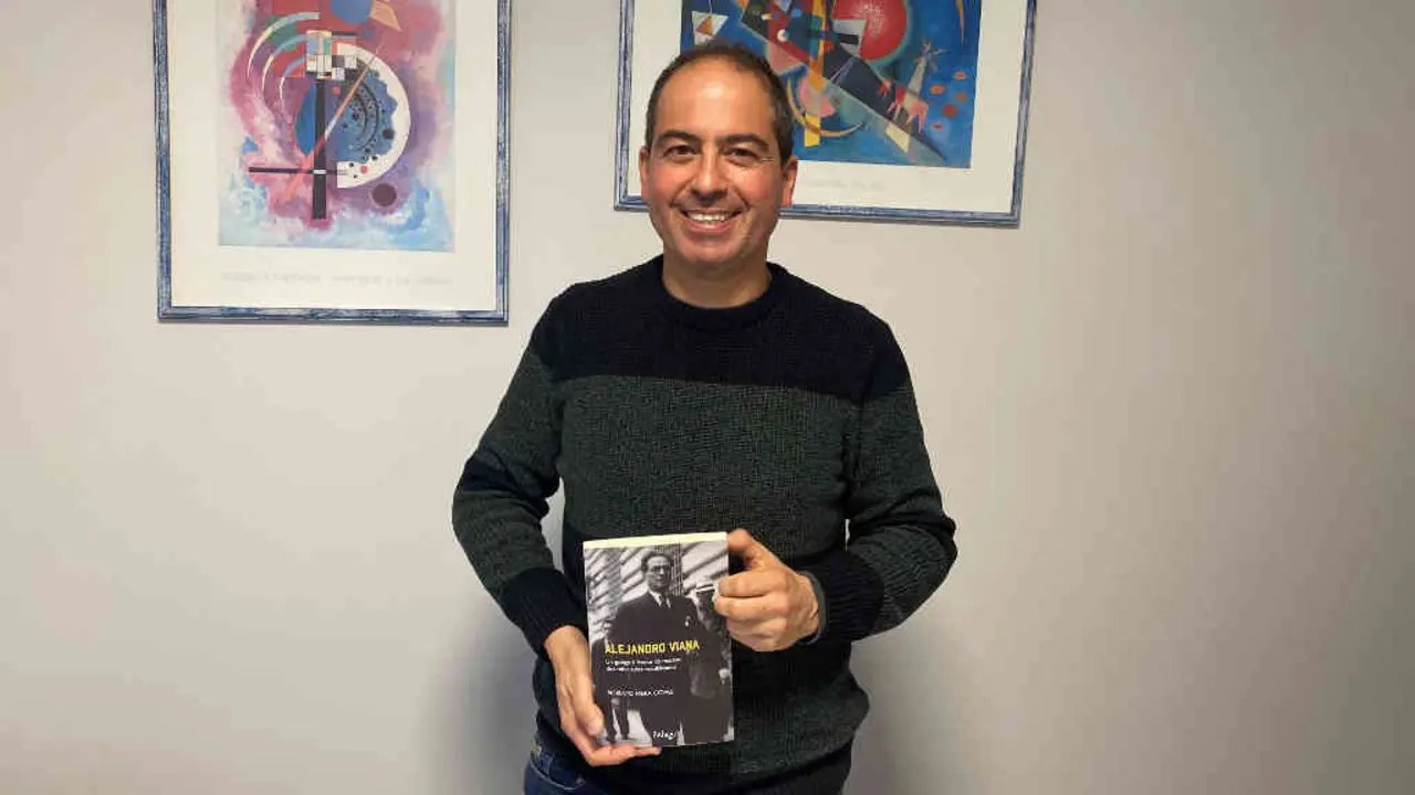 Roberto Mera cun exemplar do libro (Foto: N&oacute;s Diario)